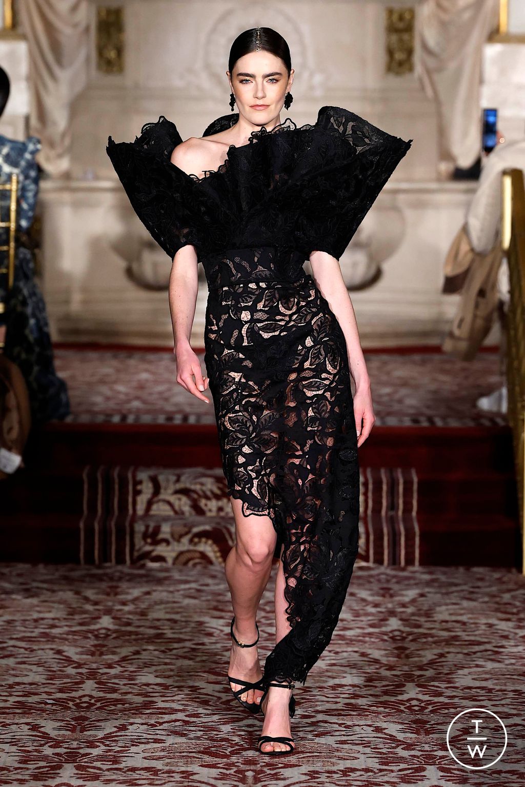 Fashion Week New York Fall/Winter 2024 look 48 from the Christian Siriano collection womenswear