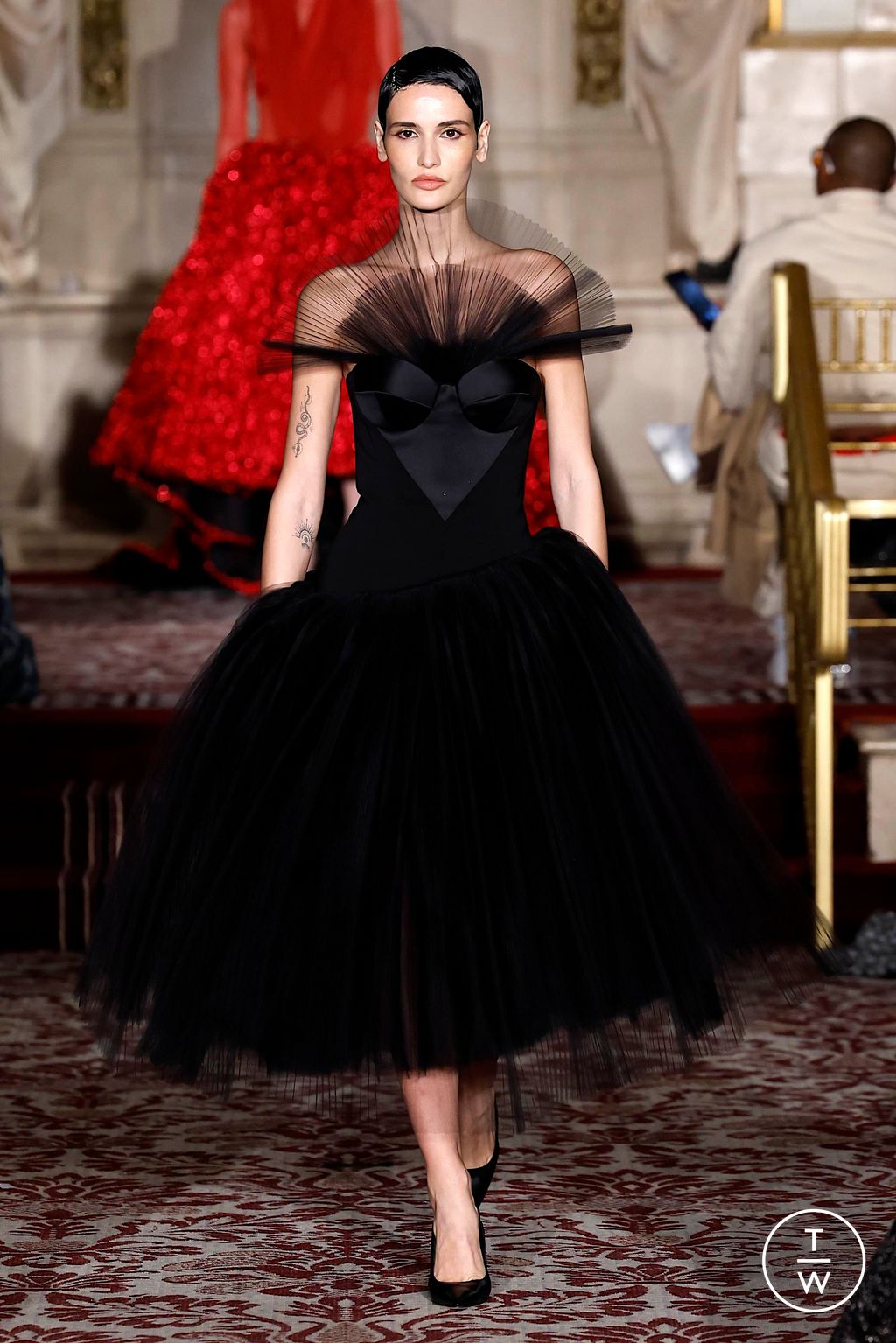 Fashion Week New York Fall/Winter 2024 look 56 from the Christian Siriano collection 女装