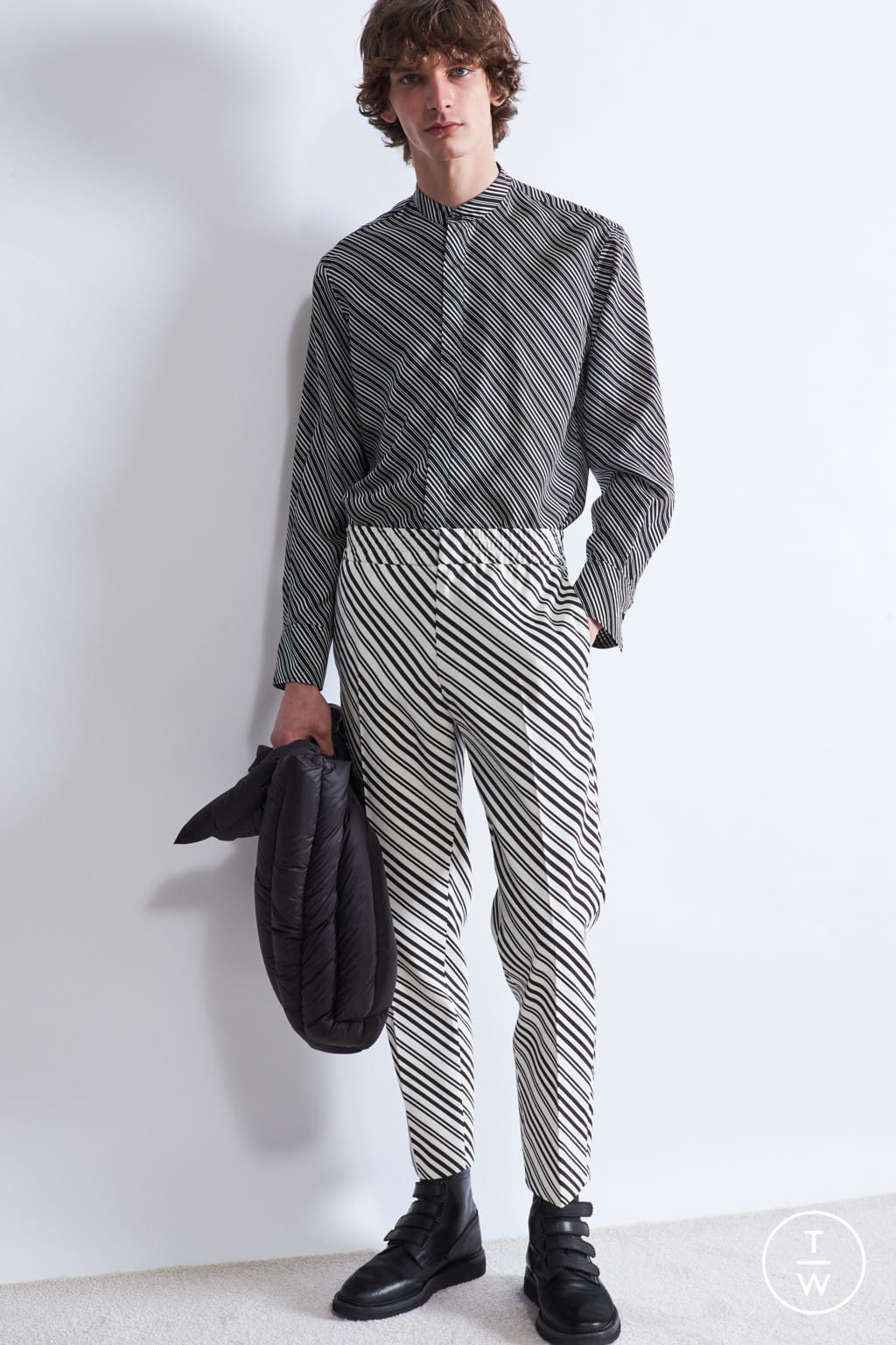 Fashion Week Paris Fall/Winter 2021 look 23 from the Christian Wijnants collection menswear