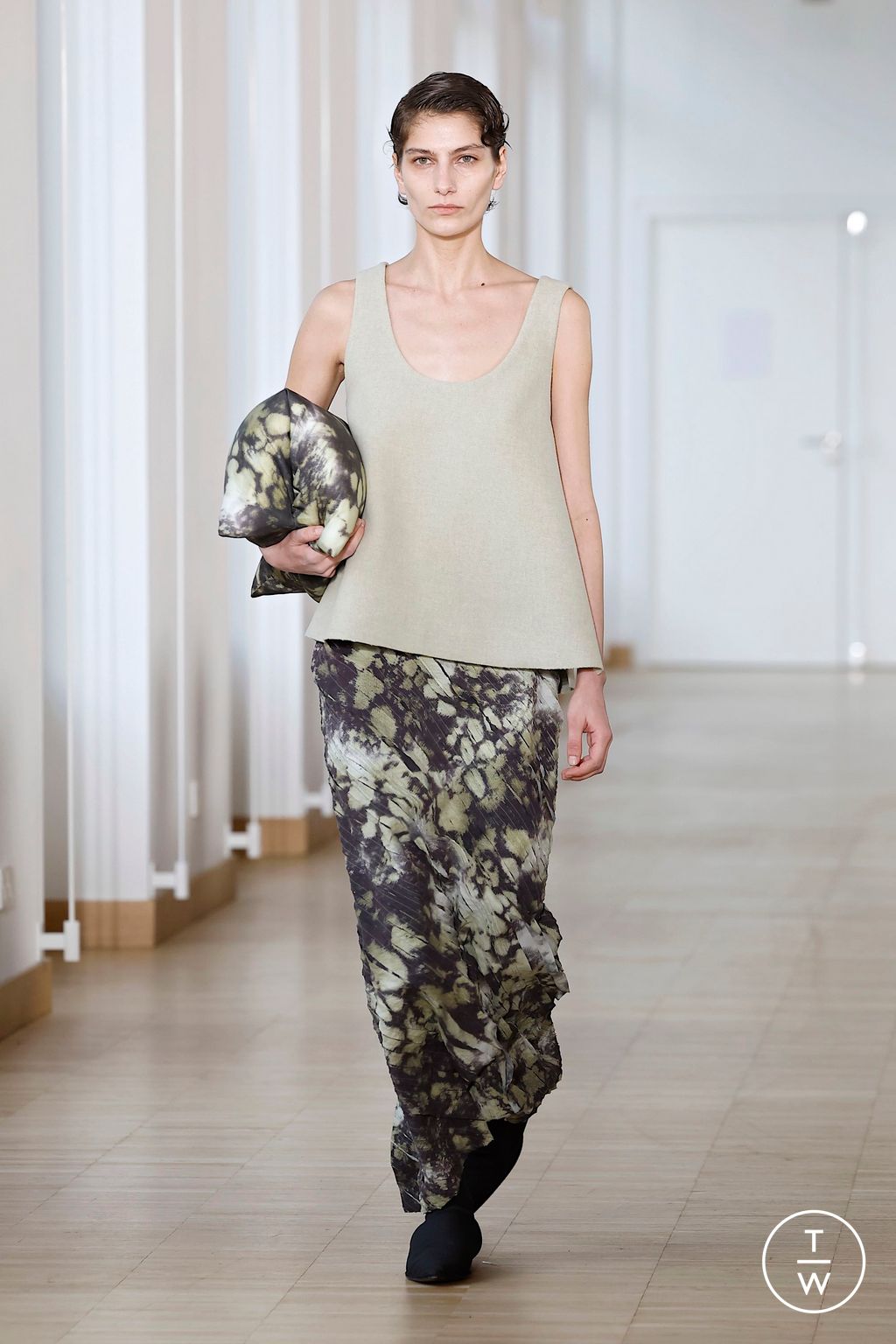 Fashion Week Paris Fall/Winter 2025 look 7 from the Christian Wijnants collection womenswear