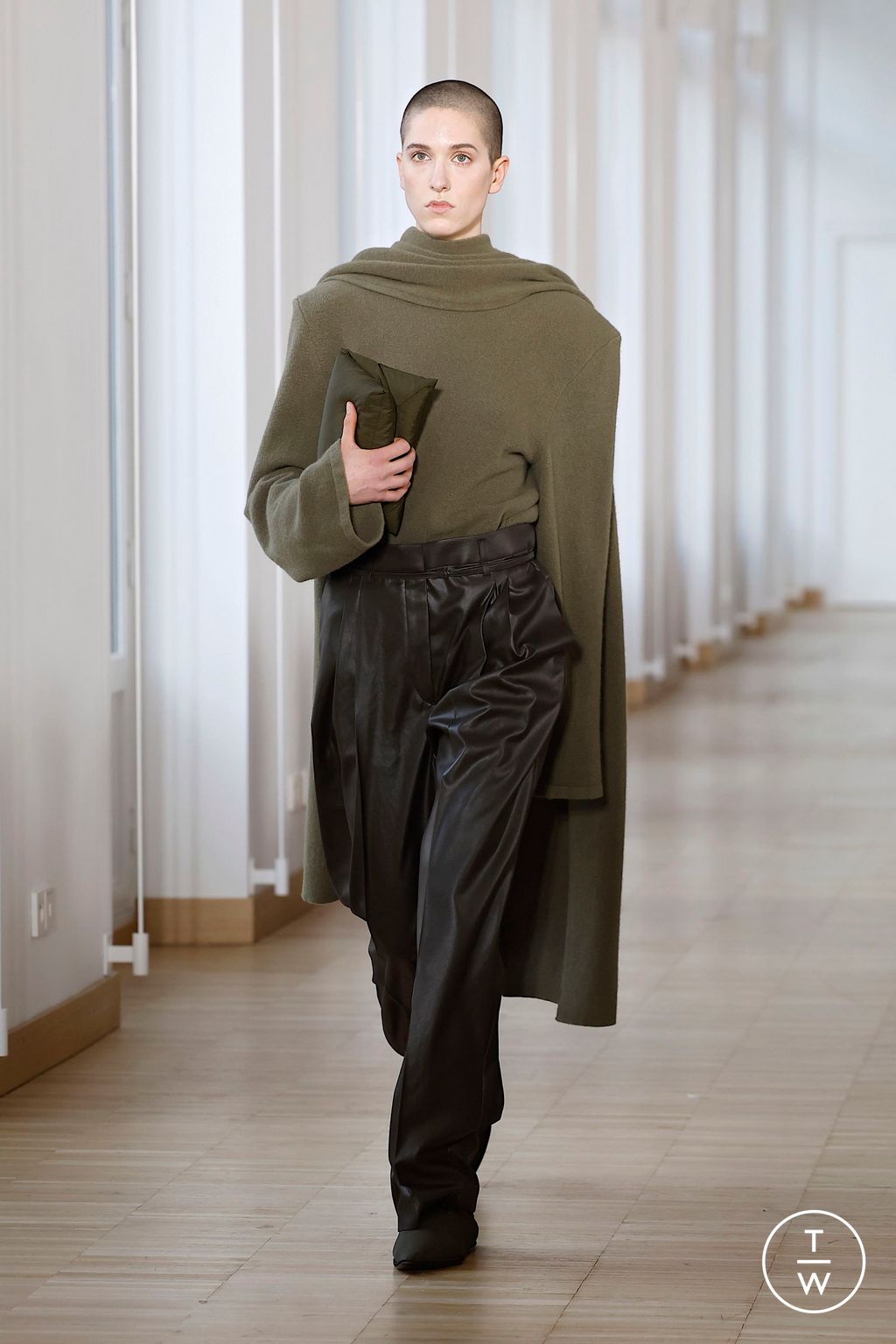 Fashion Week Paris Fall/Winter 2025 look 17 from the Christian Wijnants collection 女装