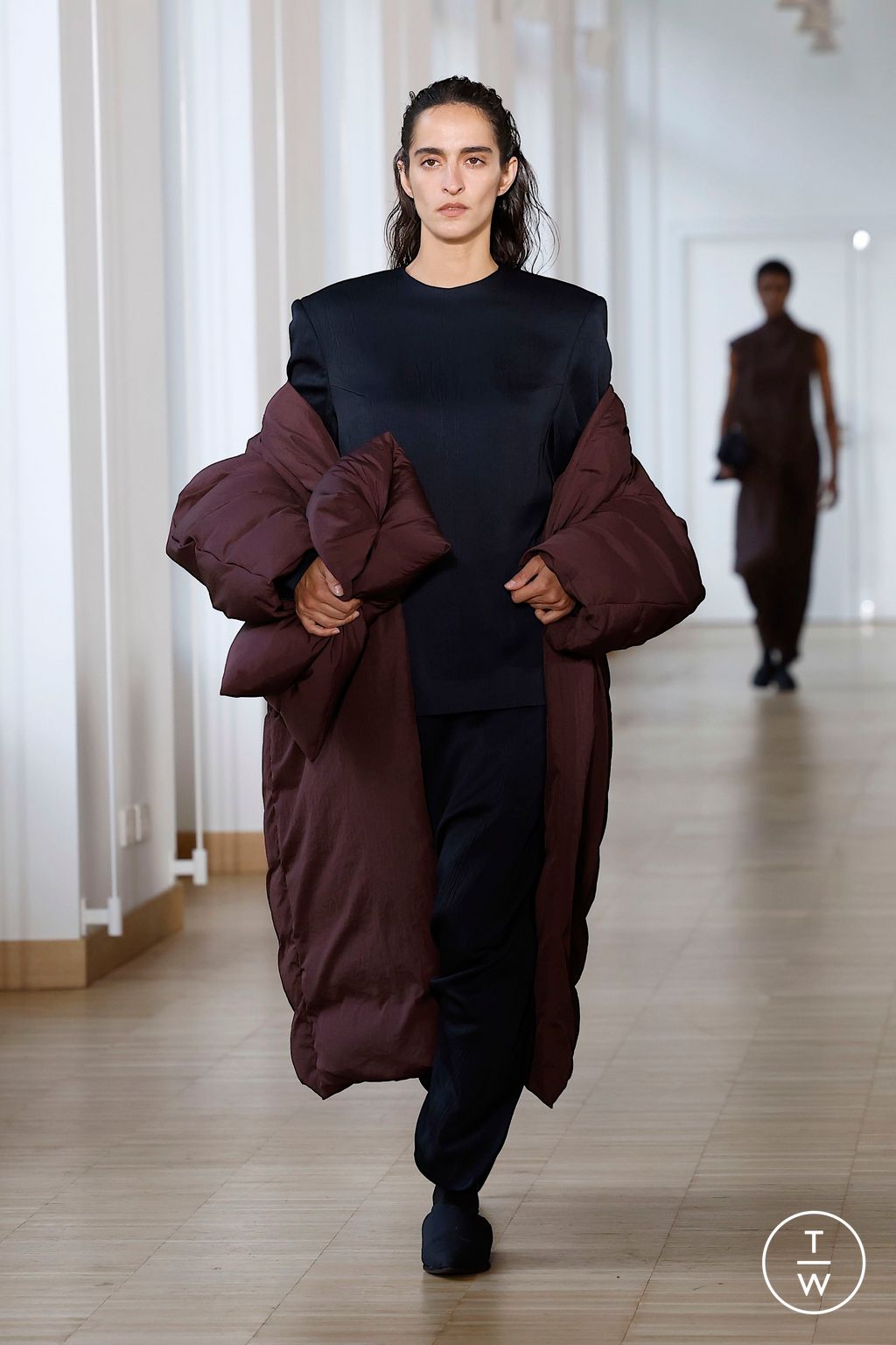 Fashion Week Paris Fall/Winter 2025 look 27 from the Christian Wijnants collection 女装