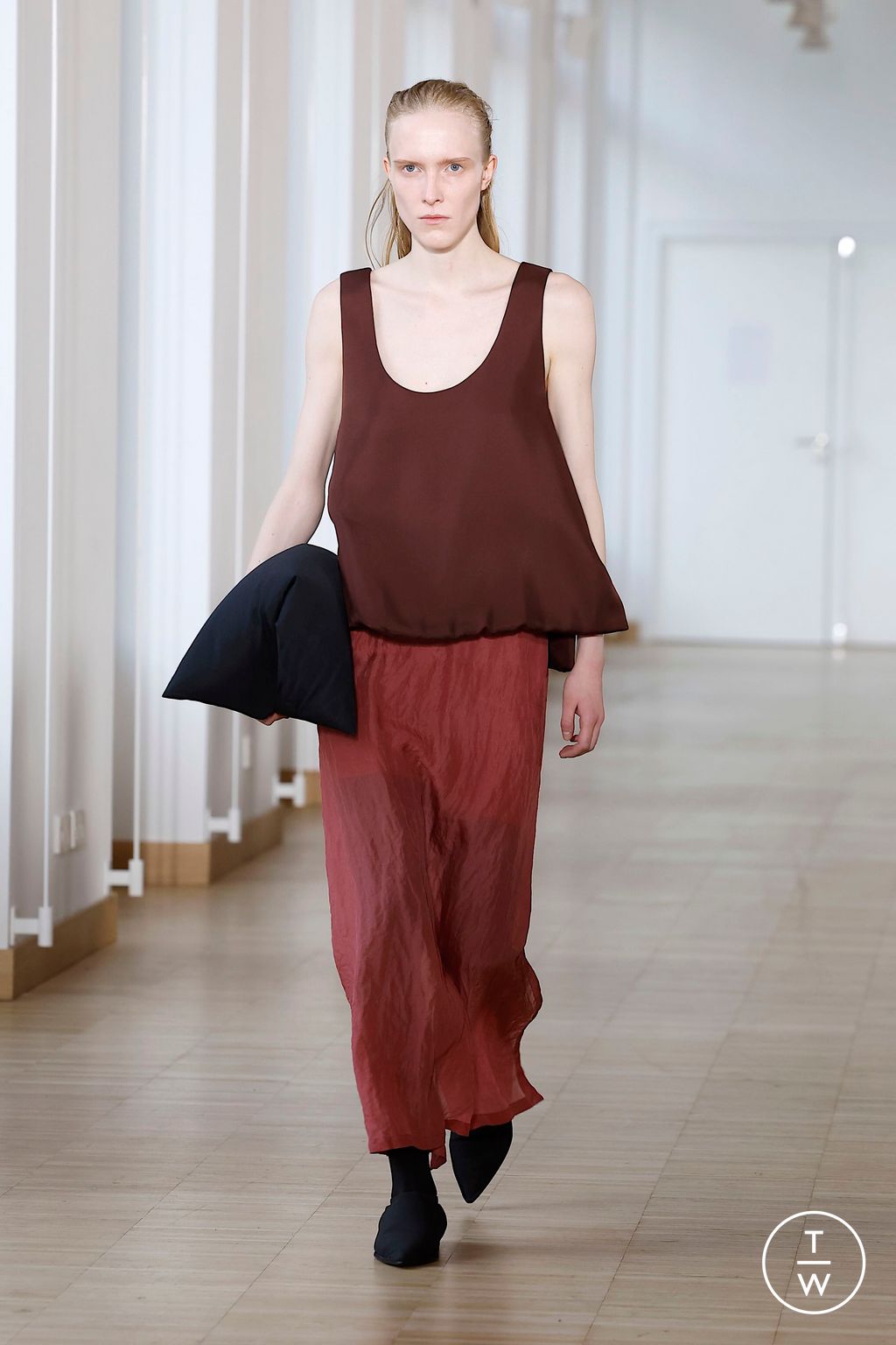 Fashion Week Paris Fall/Winter 2025 look 30 from the Christian Wijnants collection 女装