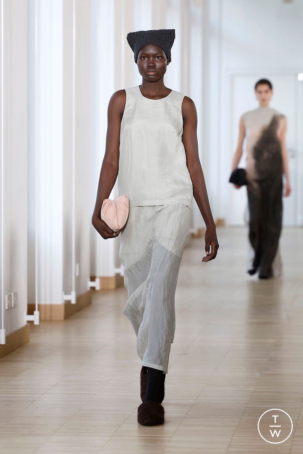 Fashion Week Paris Fall/Winter 2025 look 39 from the Christian Wijnants collection 女装