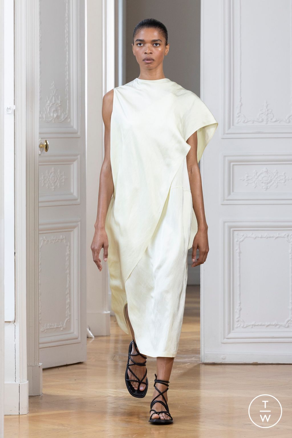 Fashion Week Paris Spring/Summer 2025 look 2 from the Christian Wijnants collection womenswear