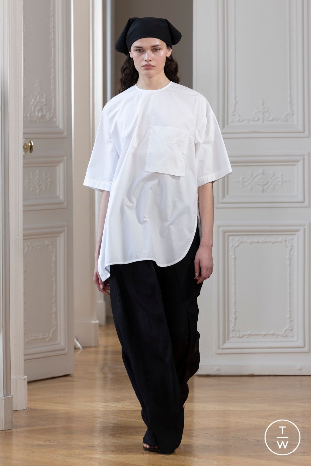 Fashion Week Paris Spring/Summer 2025 look 16 from the Christian Wijnants collection 女装