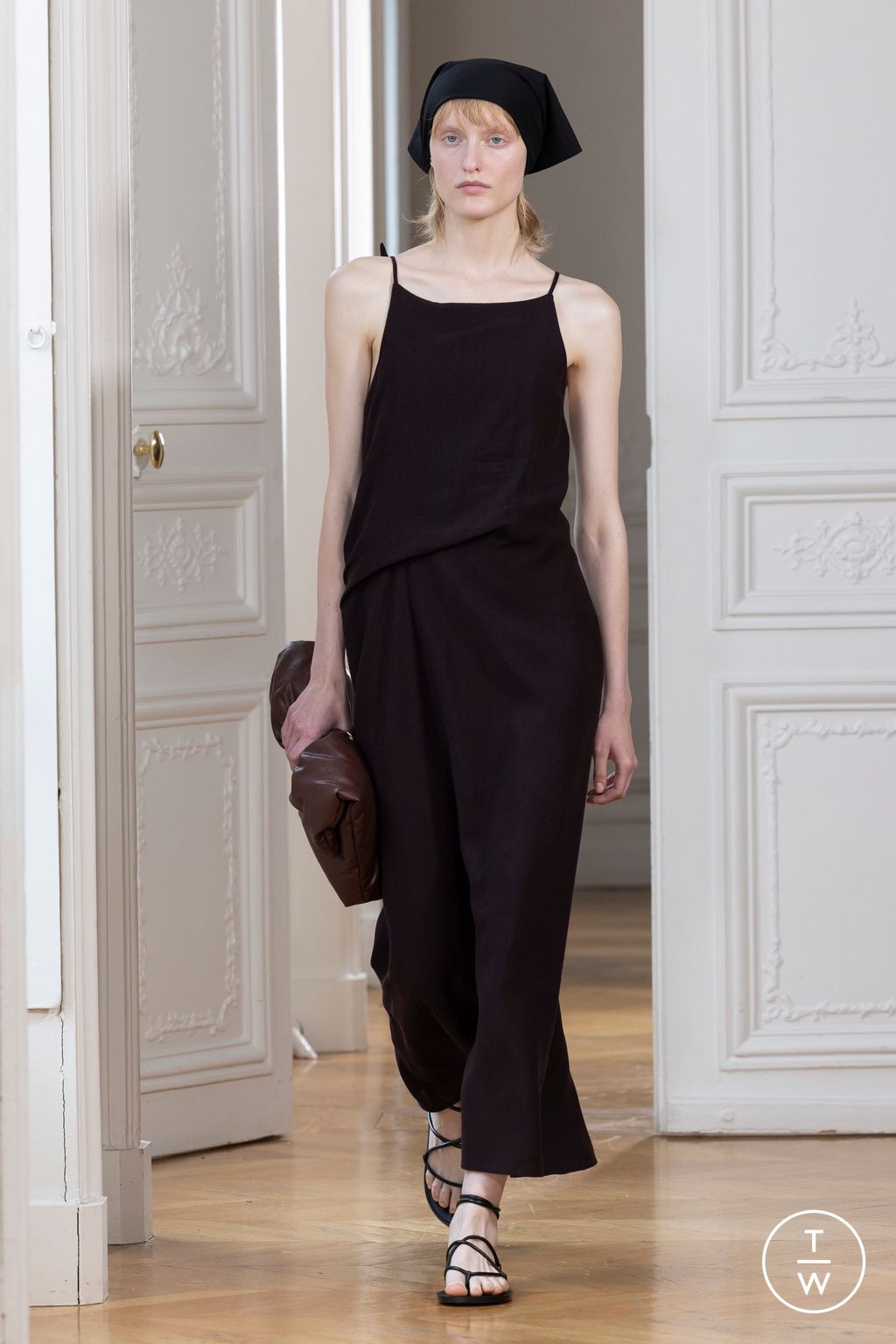 Fashion Week Paris Spring/Summer 2025 look 19 from the Christian Wijnants collection 女装