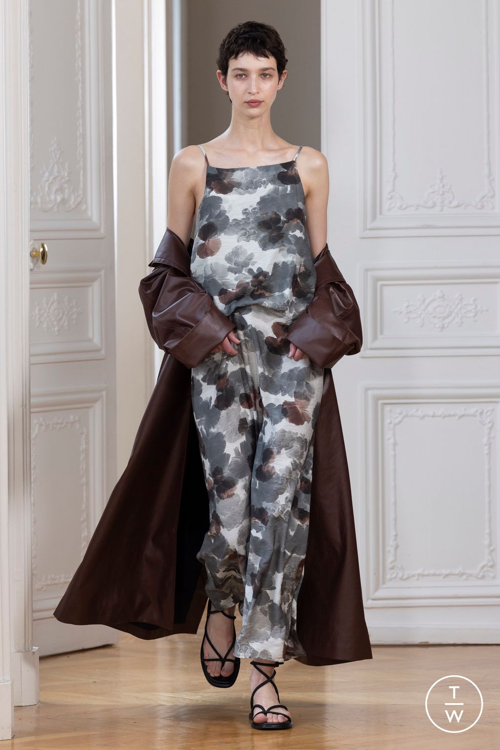 Fashion Week Paris Spring/Summer 2025 look 20 from the Christian Wijnants collection womenswear