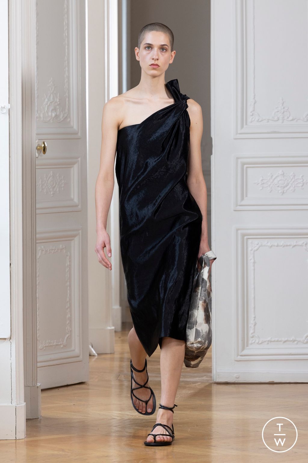 Fashion Week Paris Spring/Summer 2025 look 27 de la collection Christian Wijnants womenswear