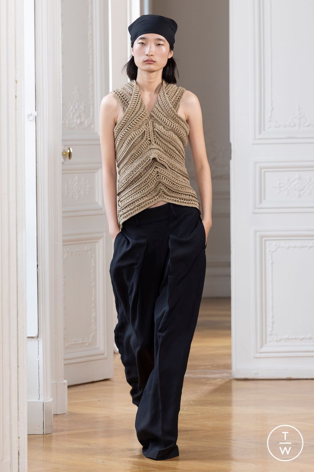 Fashion Week Paris Spring/Summer 2025 look 28 from the Christian Wijnants collection womenswear