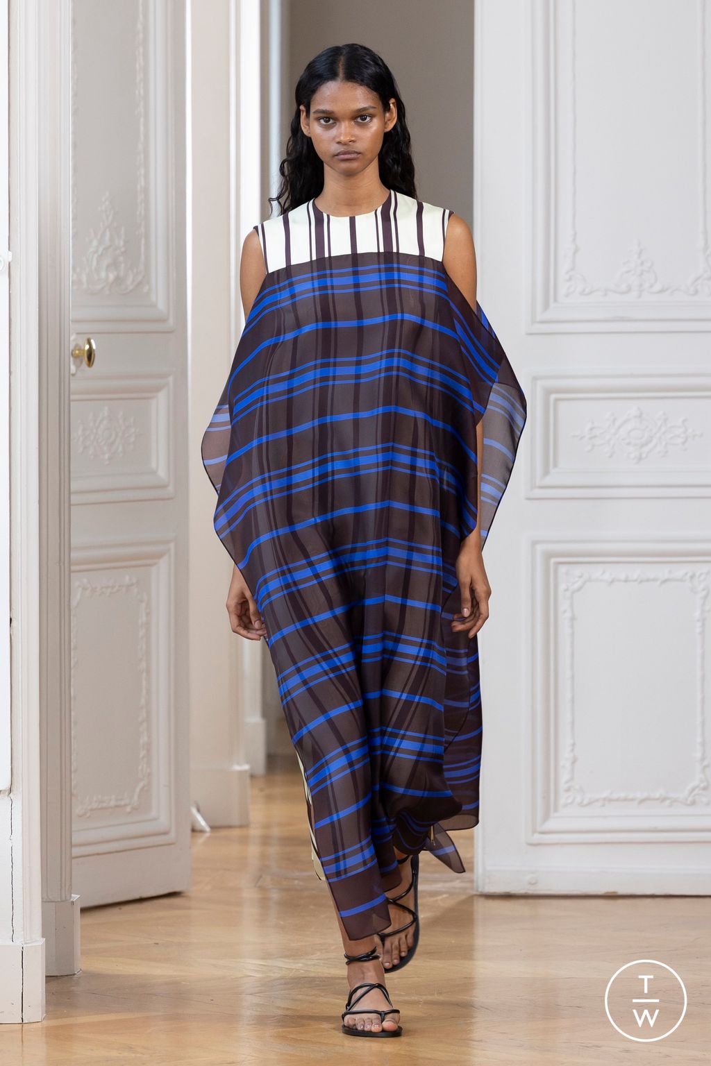 Fashion Week Paris Spring/Summer 2025 look 30 from the Christian Wijnants collection womenswear