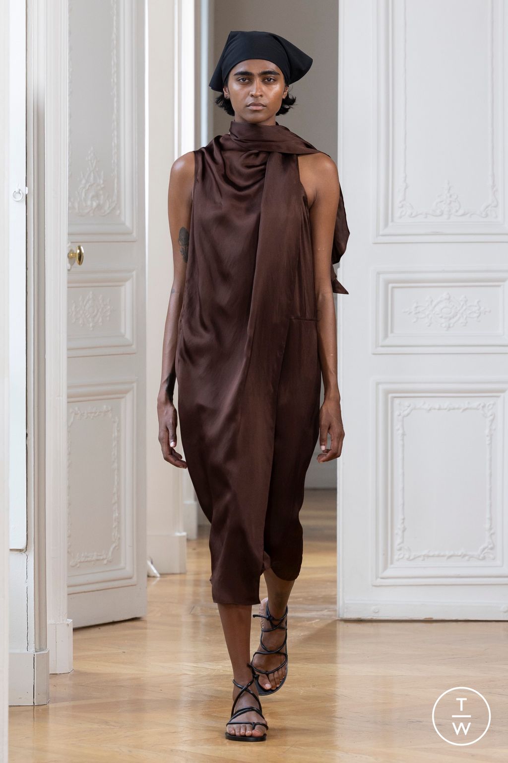 Fashion Week Paris Spring/Summer 2025 look 31 from the Christian Wijnants collection womenswear
