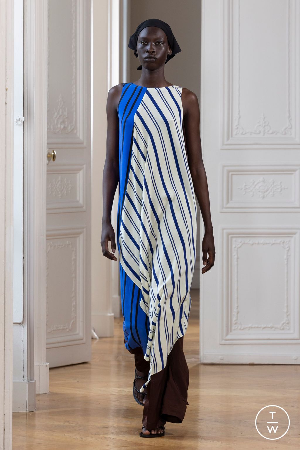 Fashion Week Paris Spring/Summer 2025 look 33 from the Christian Wijnants collection womenswear