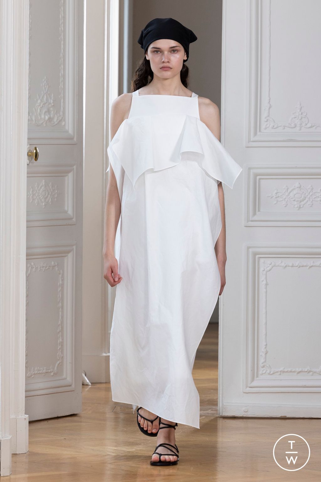 Fashion Week Paris Spring/Summer 2025 look 34 from the Christian Wijnants collection womenswear