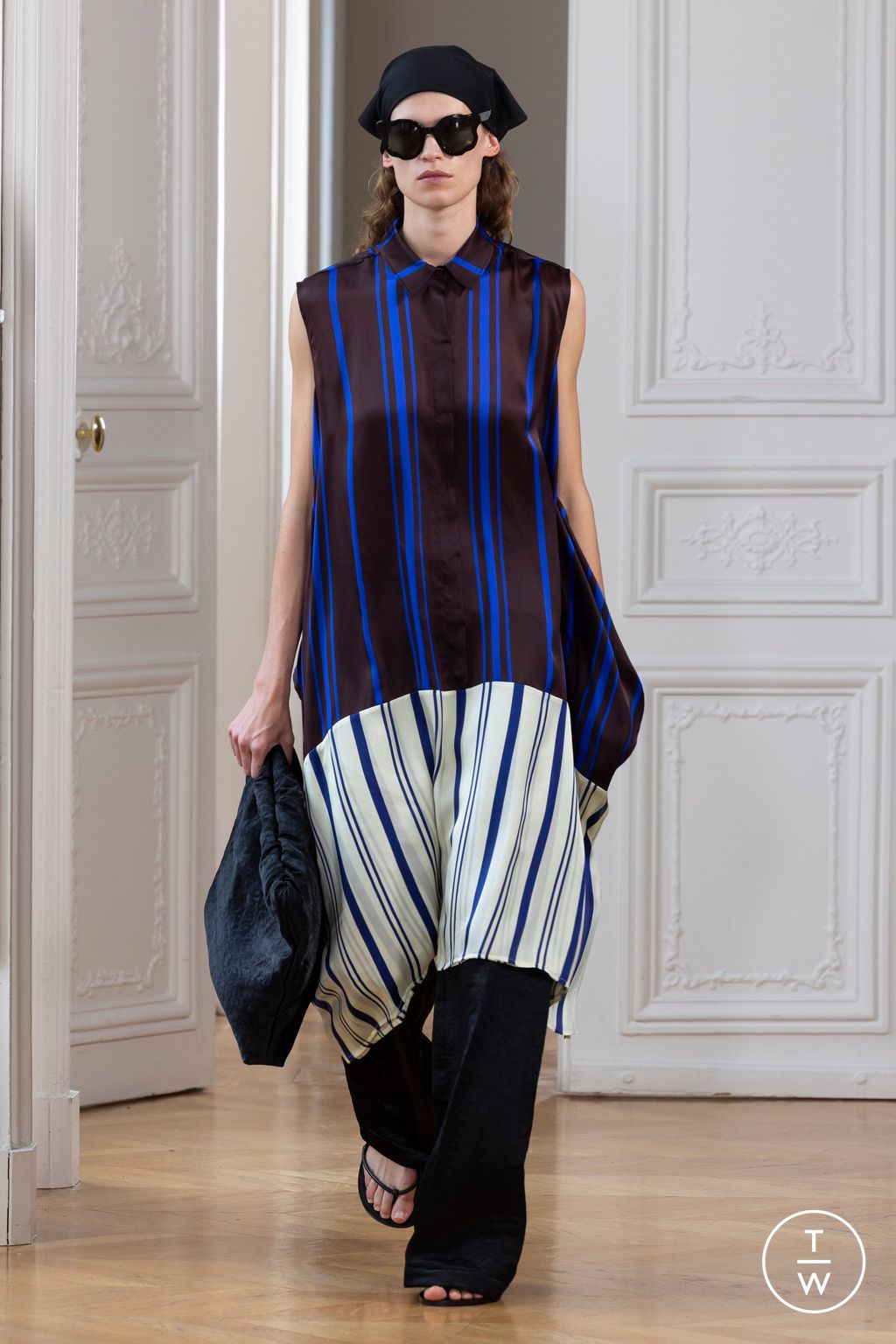 Fashion Week Paris Spring/Summer 2025 look 32 from the Christian Wijnants collection womenswear