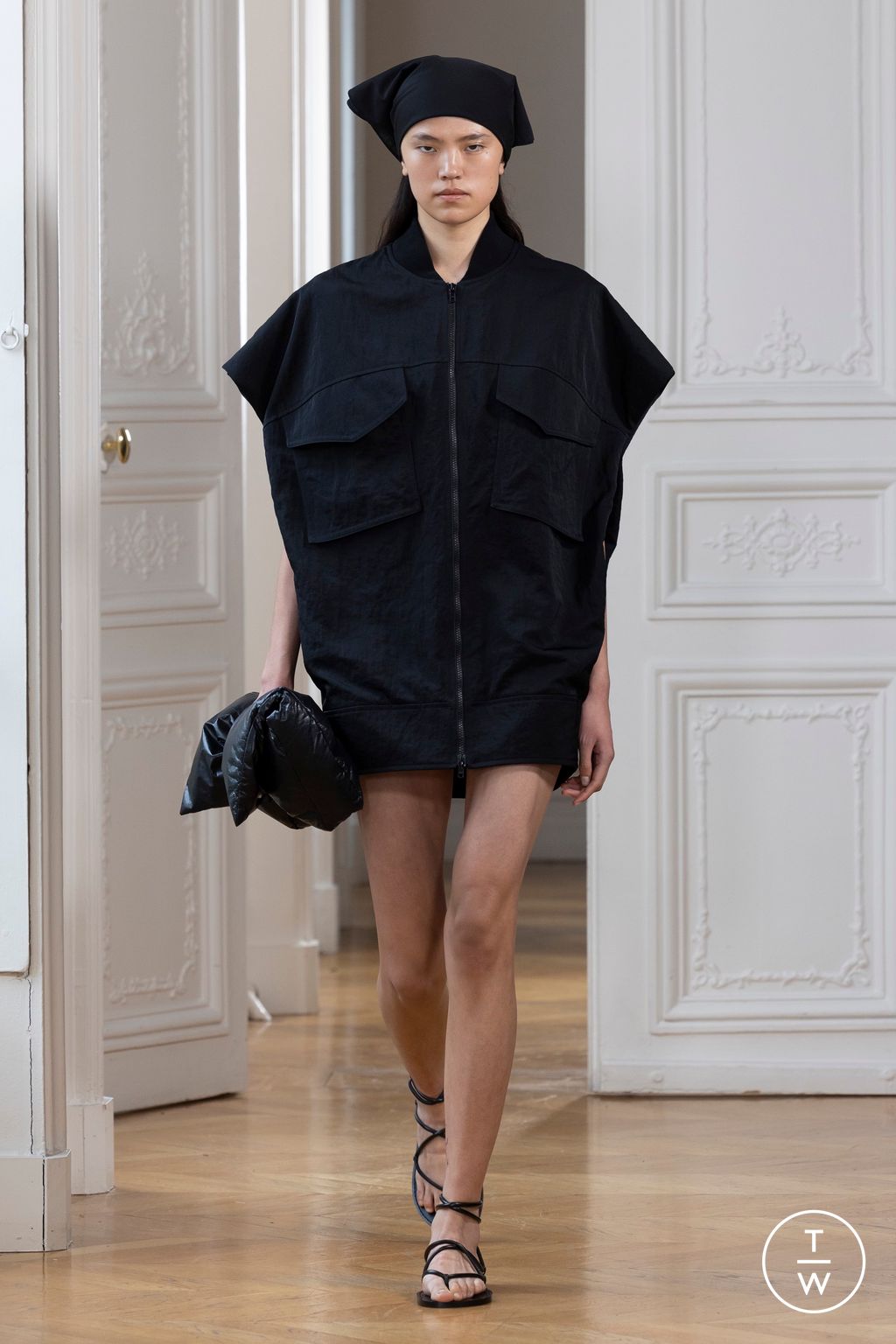 Fashion Week Paris Spring/Summer 2025 look 35 from the Christian Wijnants collection womenswear