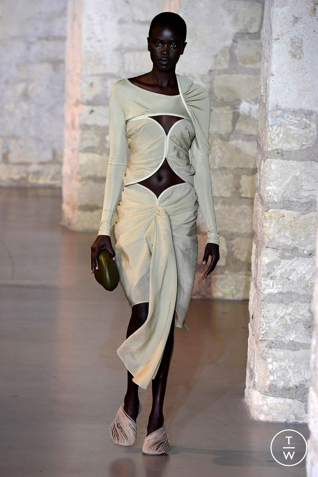Fashion Week Paris Spring/Summer 2024 look 12 from the Christopher Esber collection 女装
