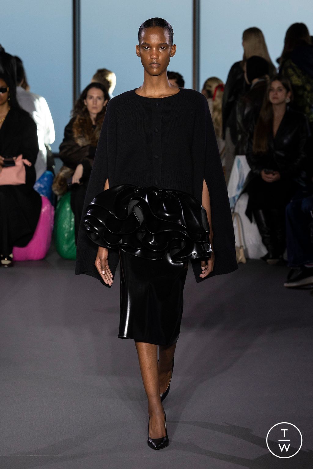 Fashion Week London Fall/Winter 2023 look 4 from the Christopher Kane collection womenswear