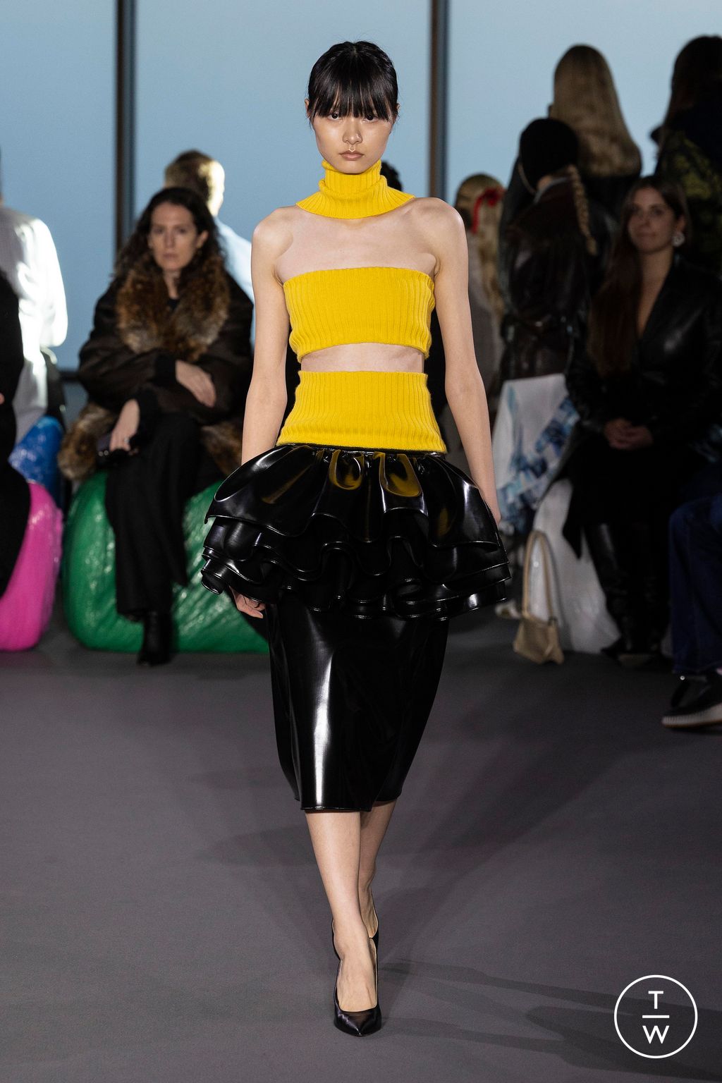 Fashion Week London Fall/Winter 2023 look 6 de la collection Christopher Kane womenswear