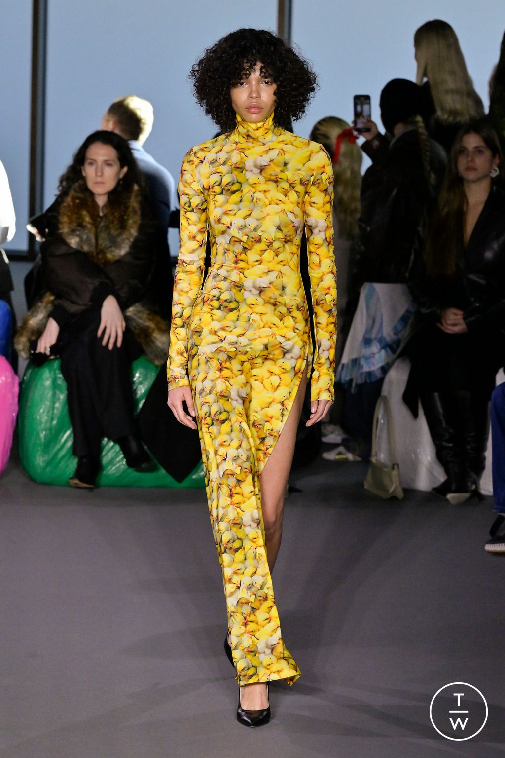Fashion Week London Fall/Winter 2023 look 16 from the Christopher Kane collection 女装