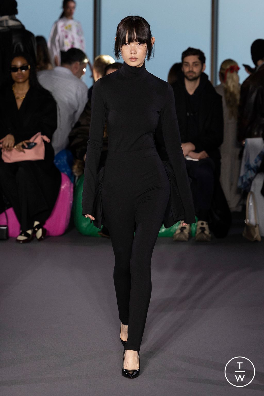 Fashion Week London Fall/Winter 2023 look 25 from the Christopher Kane collection womenswear