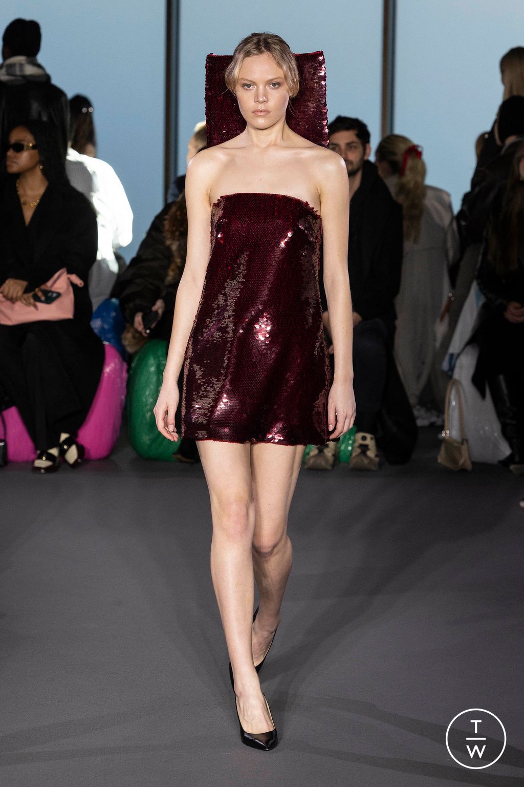 Fashion Week London Fall/Winter 2023 look 37 from the Christopher Kane collection womenswear