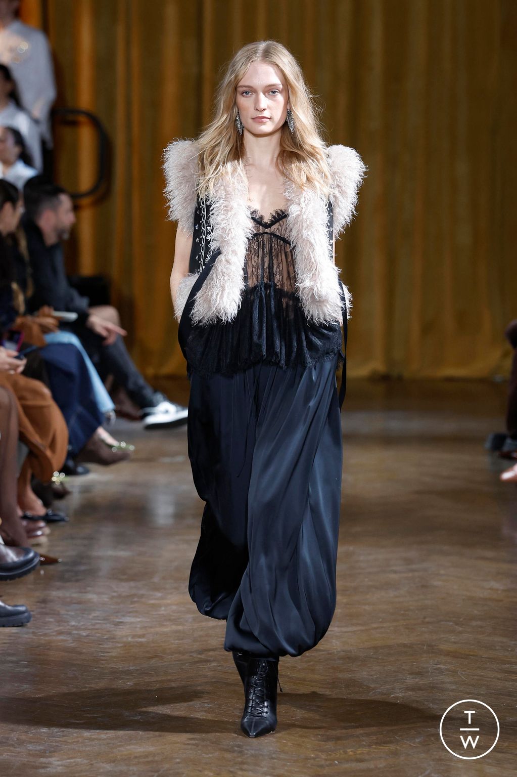 Fashion Week New York Fall/Winter 2026 look 42 from the Cinq à Sept collection 女装