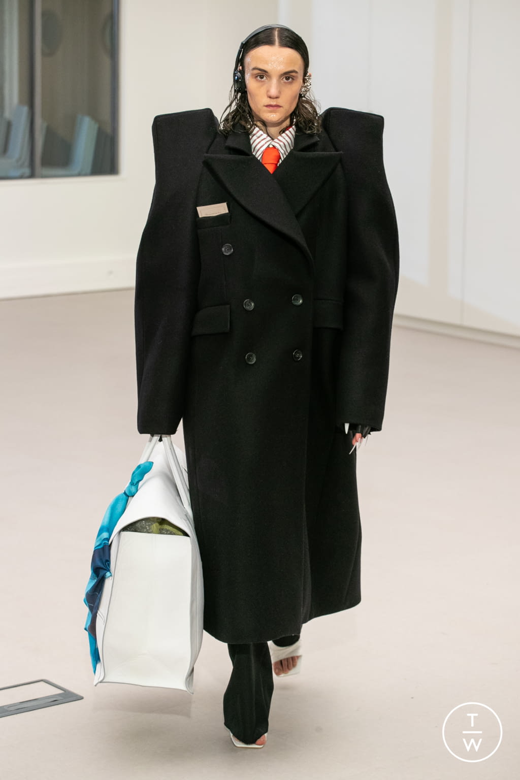 Fashion Week Paris Fall/Winter 2021 look 32 from the IFM PARIS collection 女装