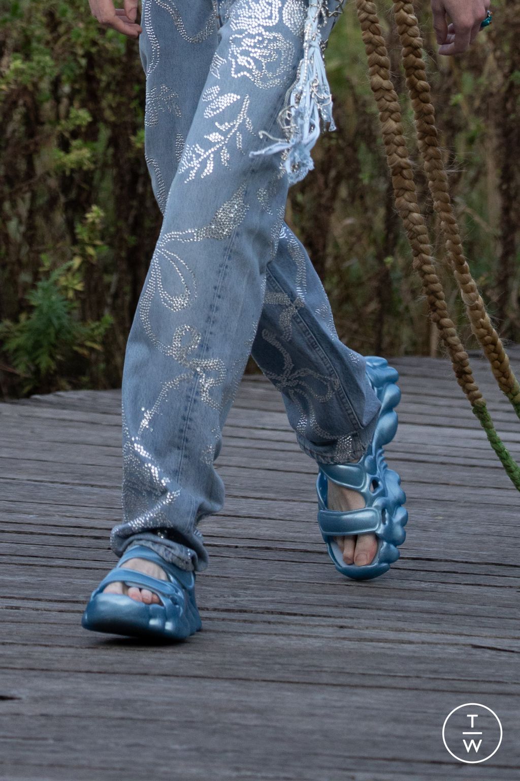 Fashion Week New York Spring/Summer 2023 look 13 de la collection Collina Strada womenswear accessories