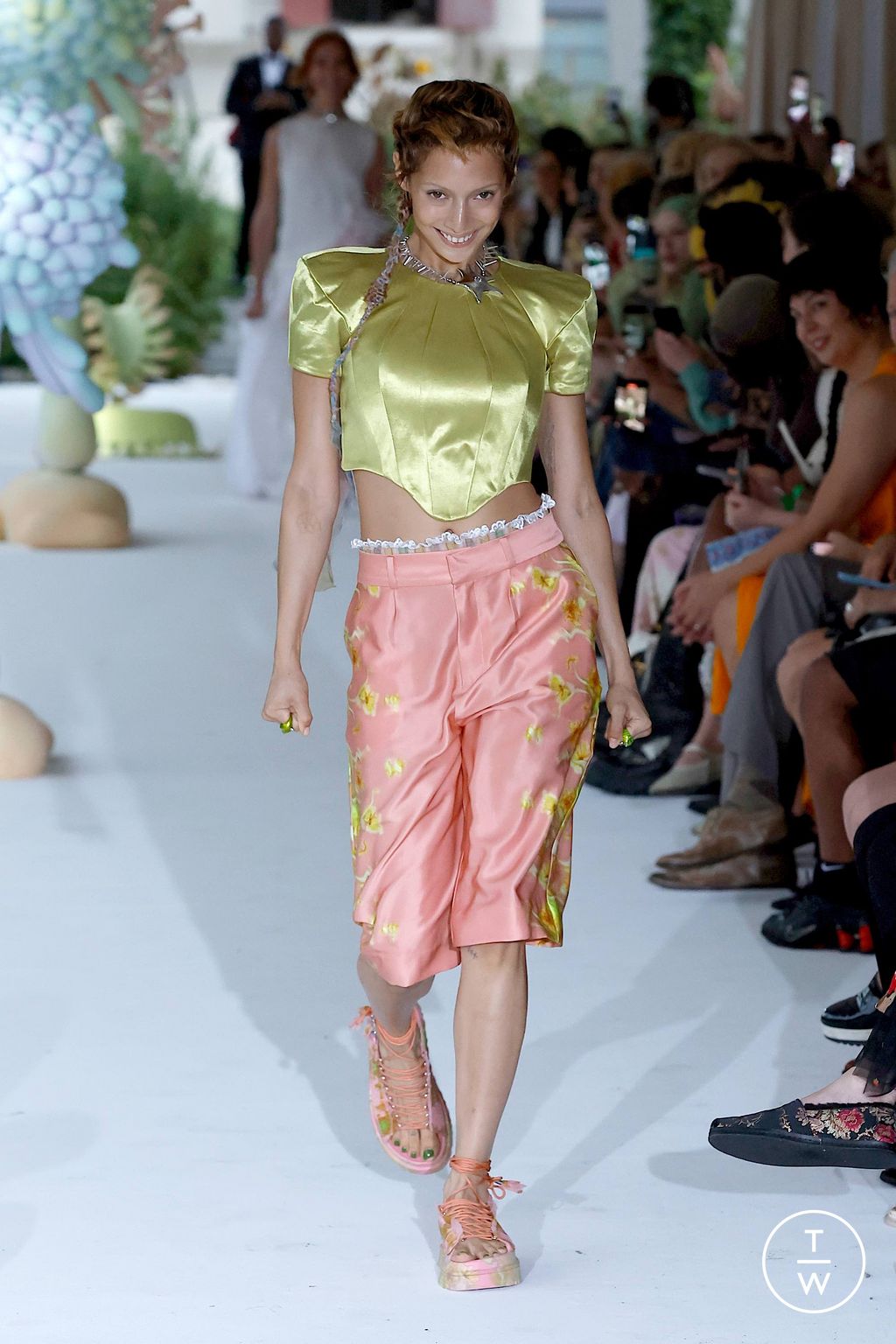 Fashion Week New York Spring/Summer 2024 look 1 de la collection Collina Strada womenswear