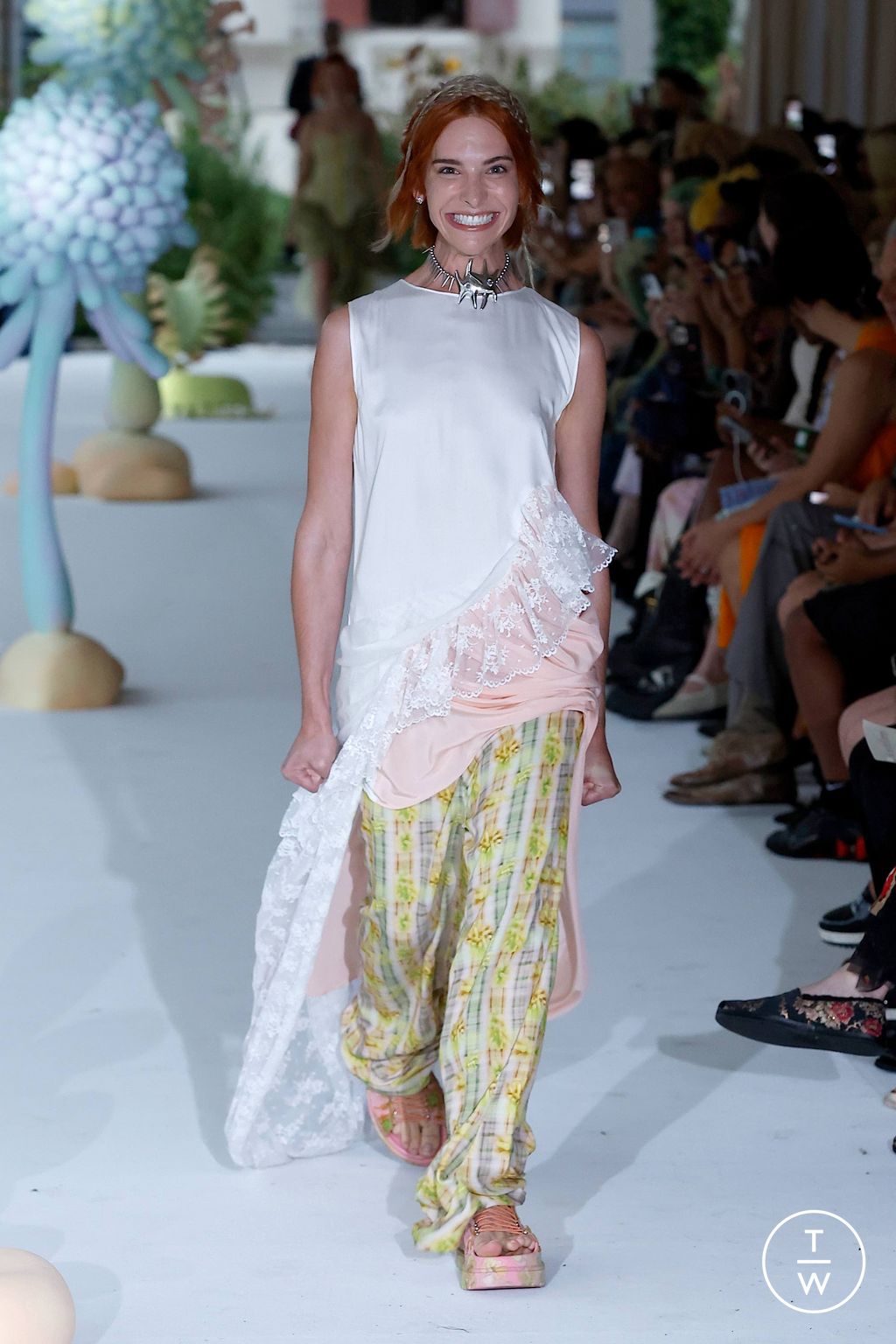 Fashion Week New York Spring/Summer 2024 look 2 de la collection Collina Strada womenswear