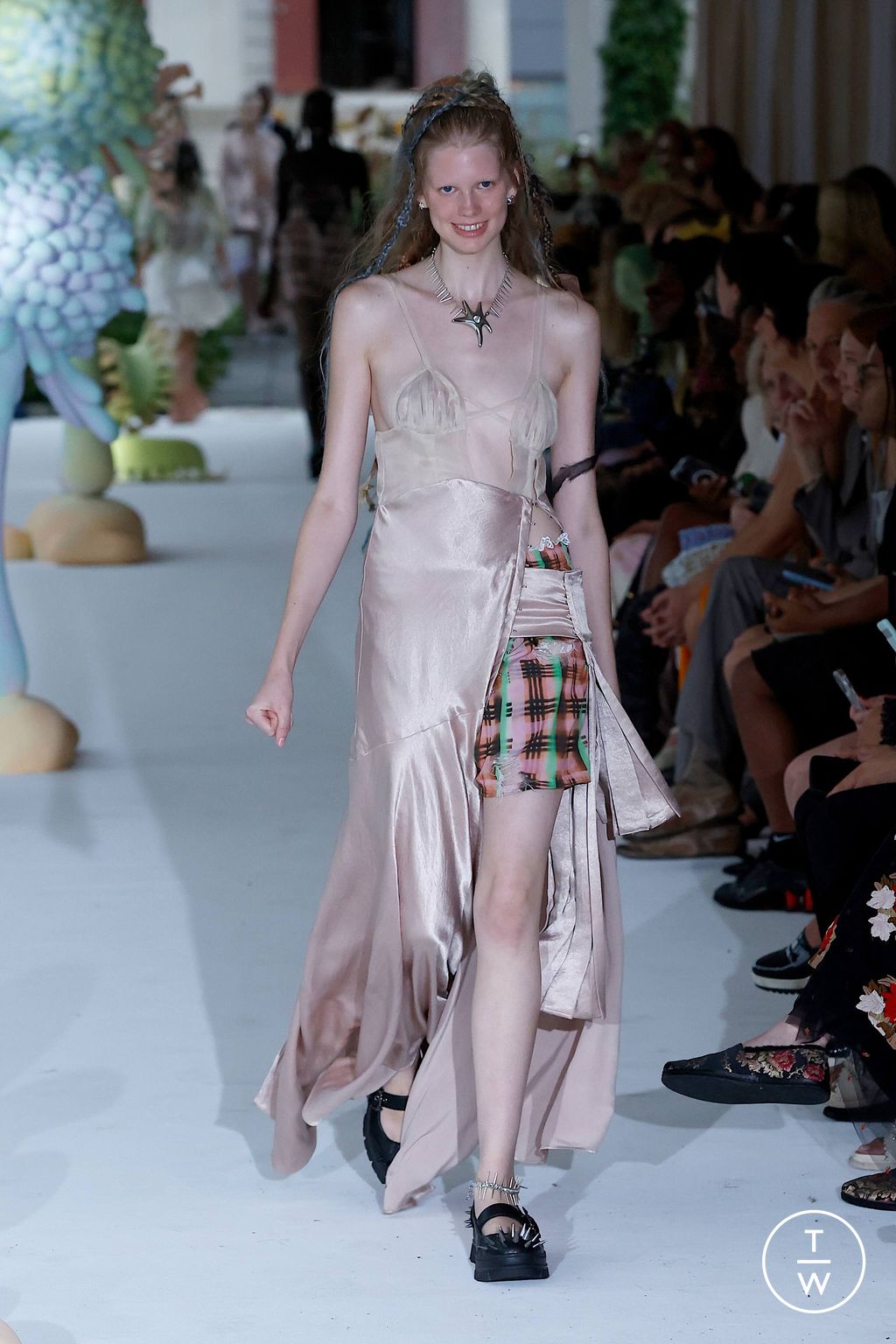 Fashion Week New York Spring/Summer 2024 look 14 de la collection Collina Strada womenswear