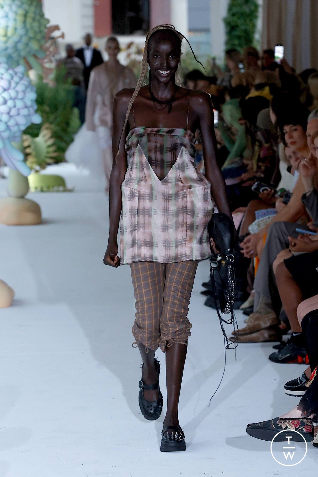 Fashion Week New York Spring/Summer 2024 look 15 de la collection Collina Strada womenswear