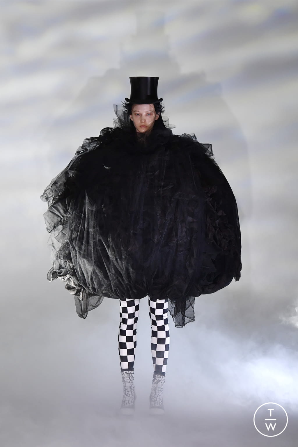 Fashion Week Paris Fall/Winter 2021 look 2 from the Comme des Garçons collection womenswear