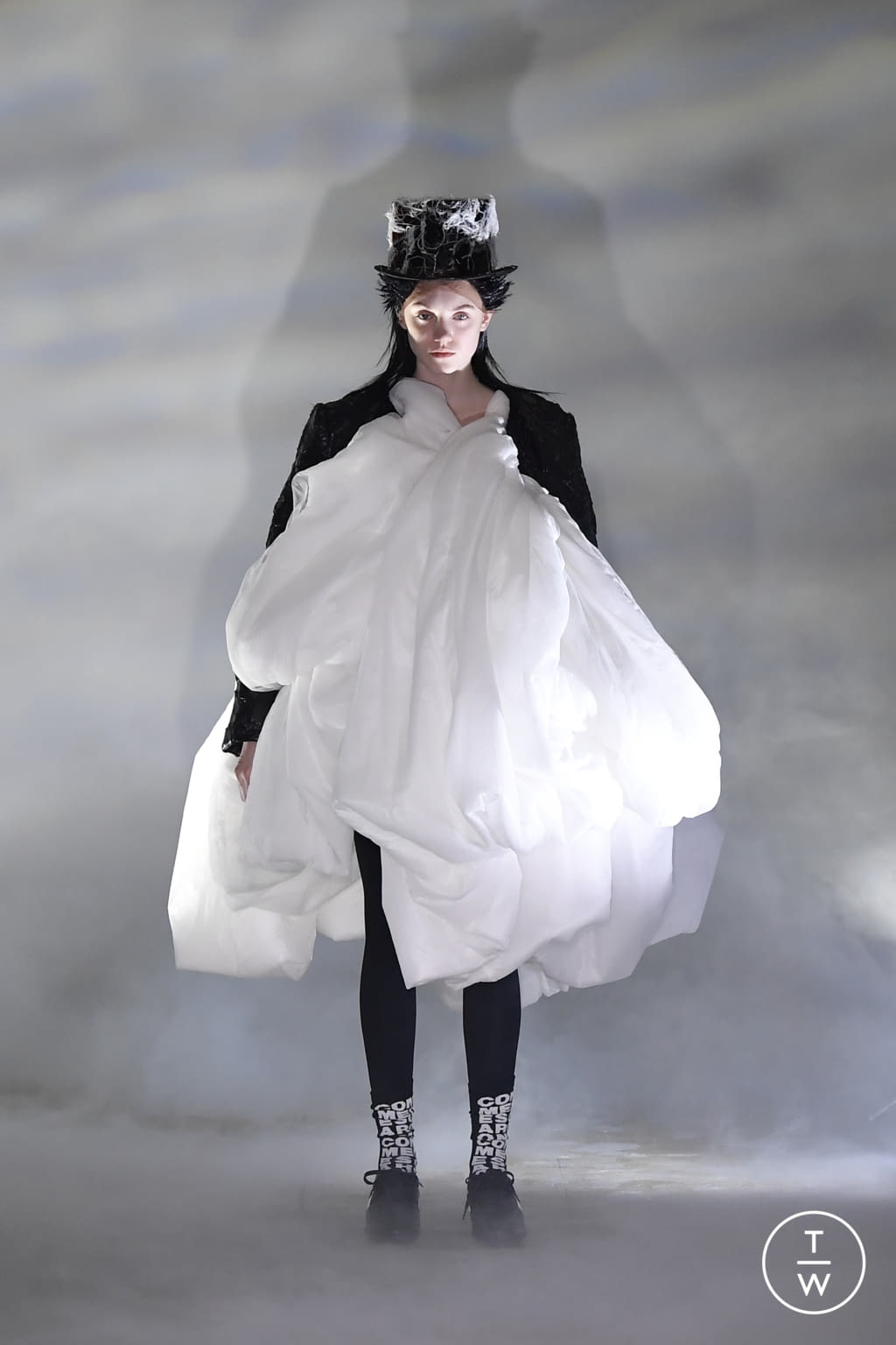 Fashion Week Paris Fall/Winter 2021 look 19 from the Comme des Garçons collection 女装