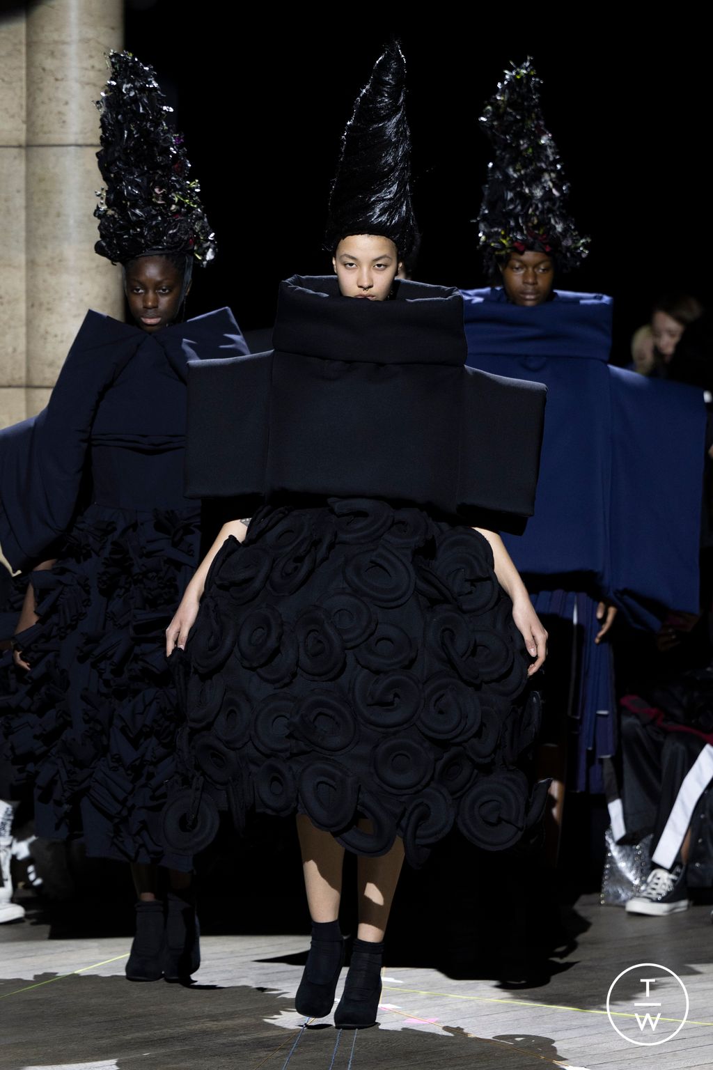 Fashion Week Paris Fall/Winter 2023 look 1 from the Comme des Garçons collection 女装
