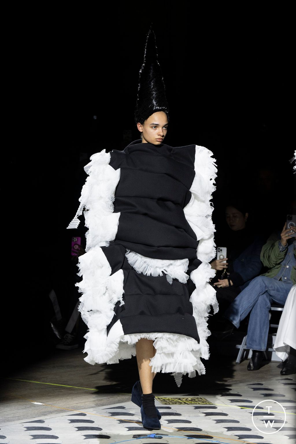 Fashion Week Paris Fall/Winter 2023 look 6 de la collection Comme des Garçons womenswear