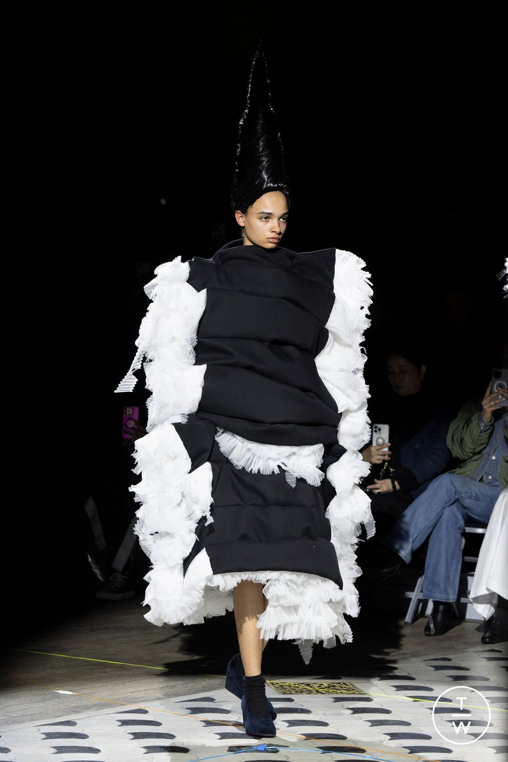 Fashion Week Paris Fall/Winter 2023 look 6 from the Comme des Garçons collection 女装