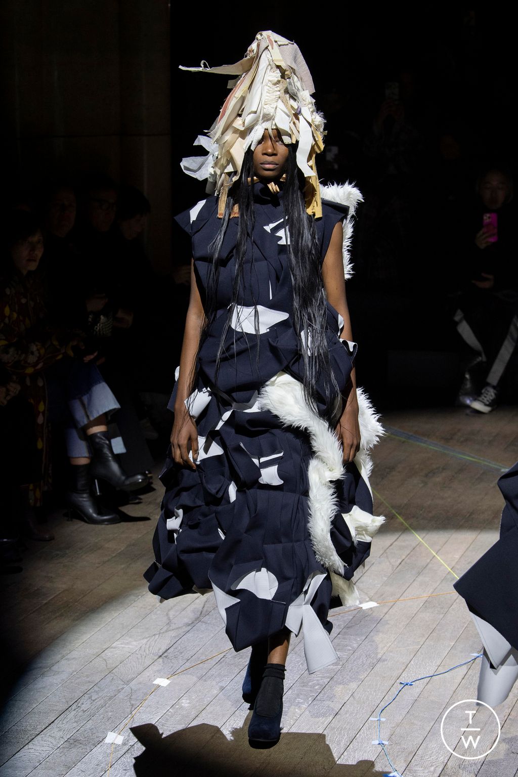 Fashion Week Paris Fall/Winter 2023 look 12 from the Comme des Garçons collection 女装
