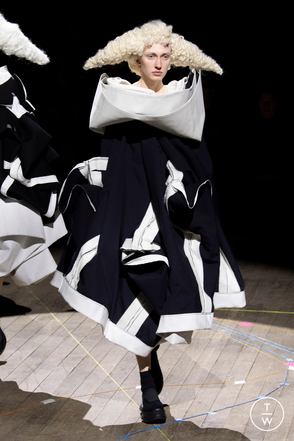 Fashion Week Paris Fall/Winter 2023 look 21 from the Comme des Garçons collection 女装