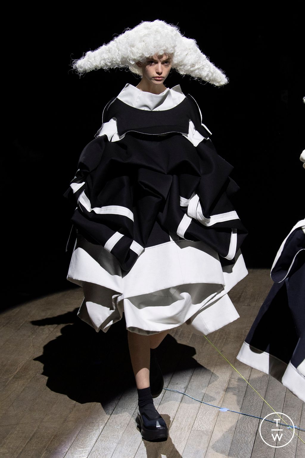 Fashion Week Paris Fall/Winter 2023 look 22 from the Comme des Garçons collection 女装