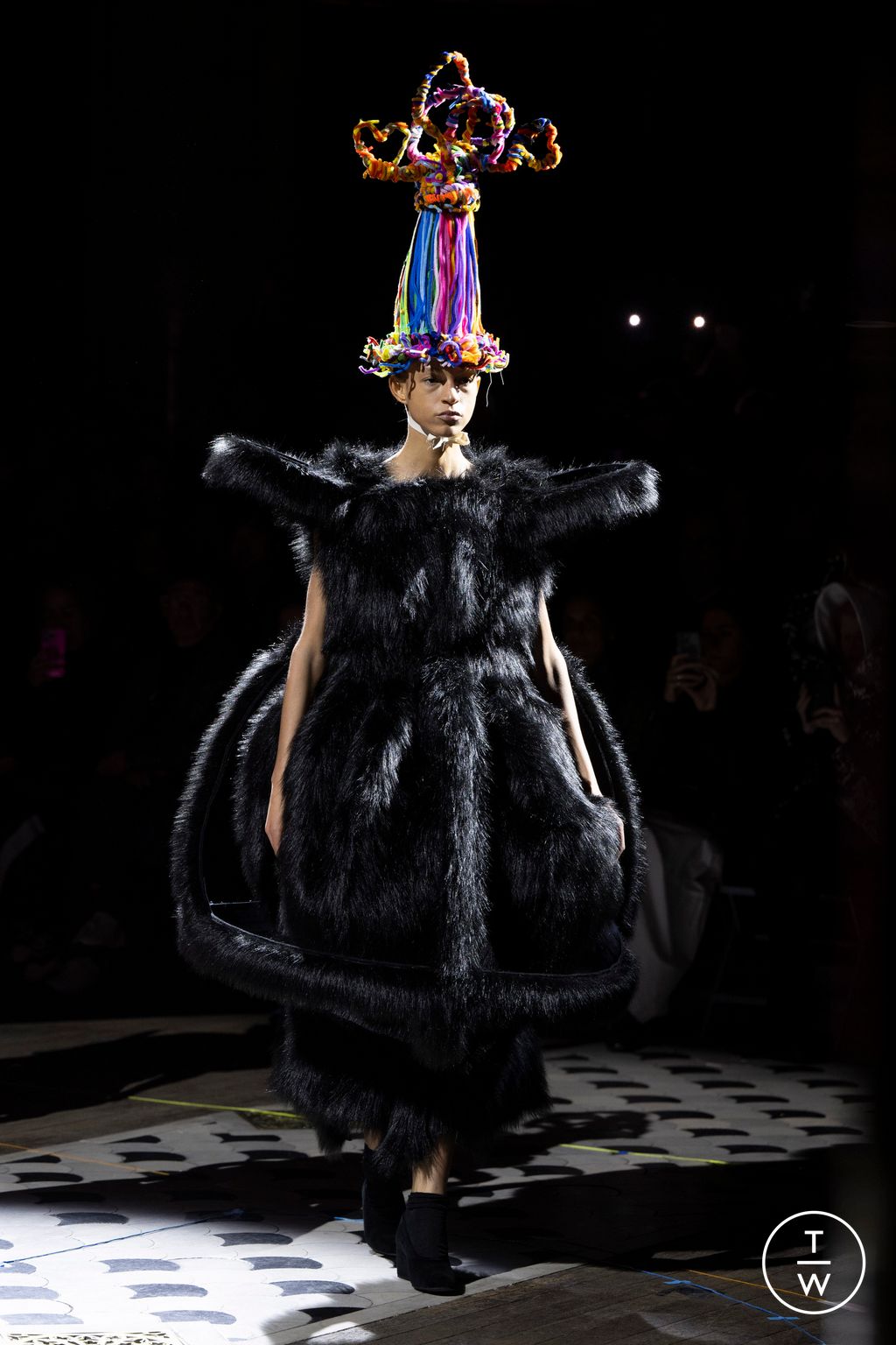 Fashion Week Paris Fall/Winter 2023 look 24 from the Comme des Garçons collection 女装