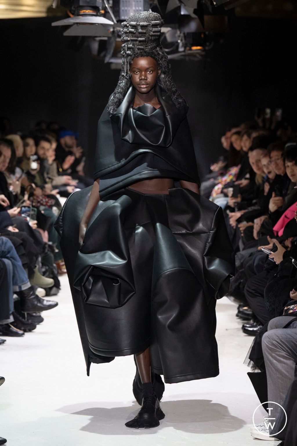 Fashion Week Paris Fall/Winter 2024 look 1 de la collection Comme des Garçons womenswear