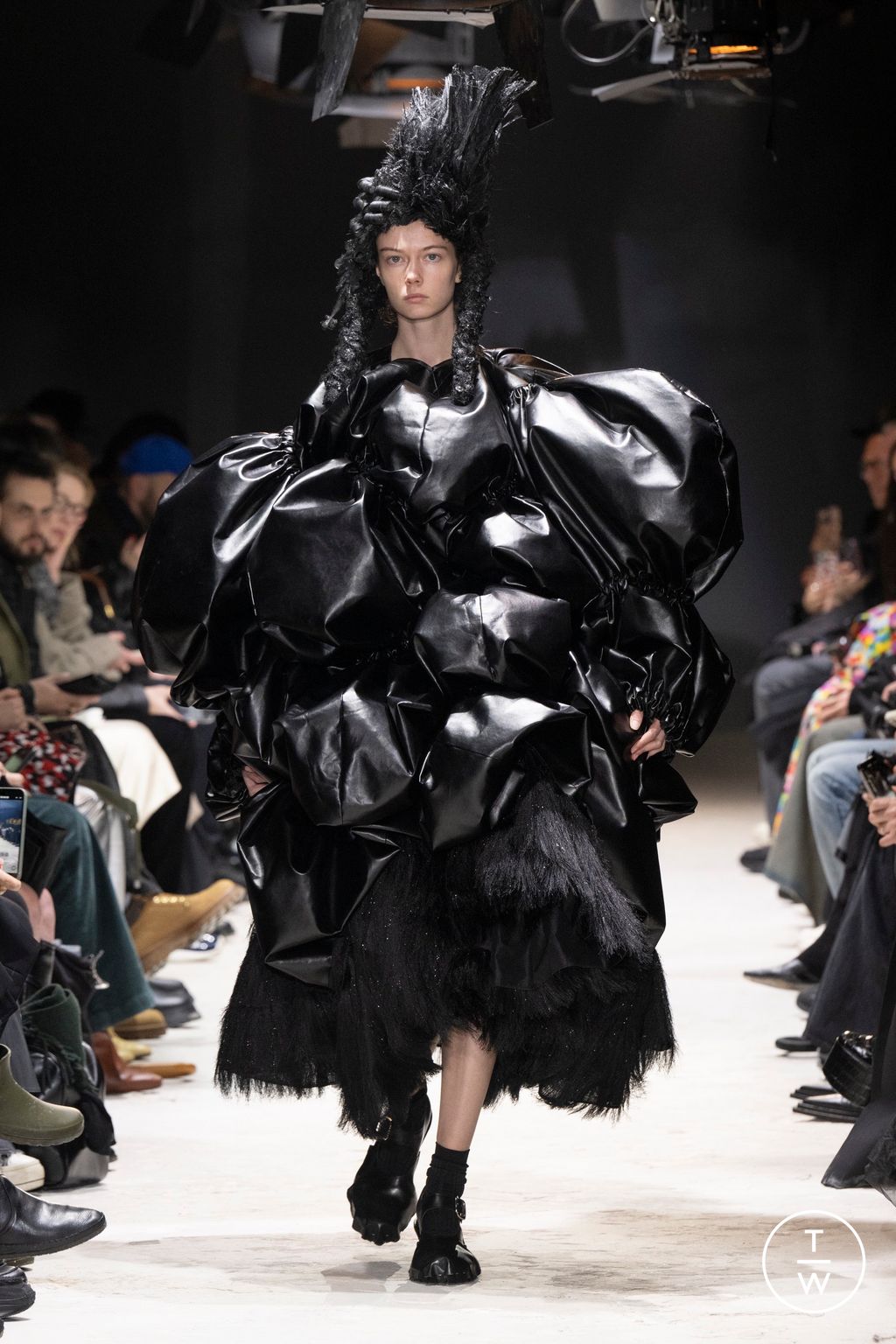 Fashion Week Paris Fall/Winter 2024 look 2 from the Comme des Garçons collection 女装