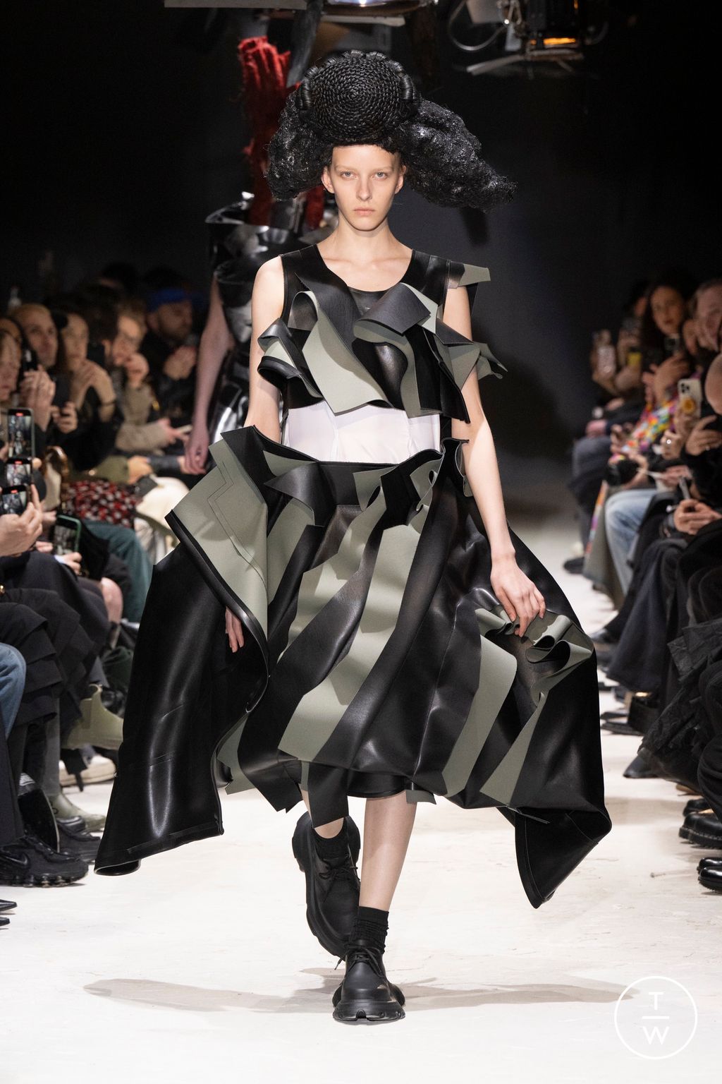 Fashion Week Paris Fall/Winter 2024 look 6 from the Comme des Garçons collection womenswear