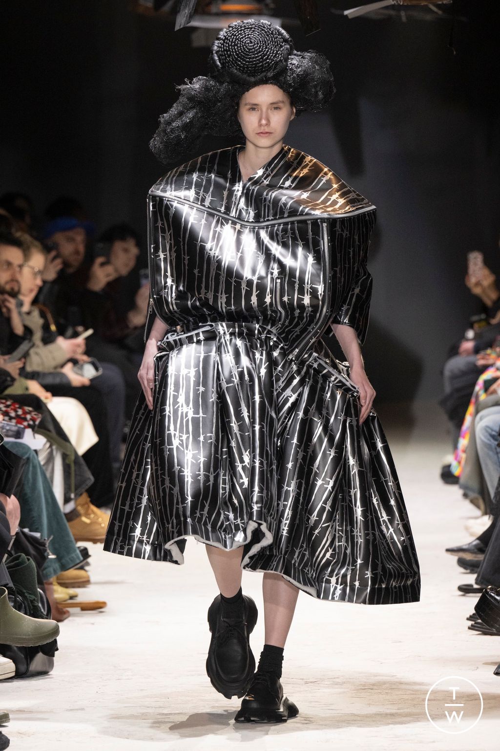 Fashion Week Paris Fall/Winter 2024 look 11 de la collection Comme des Garçons womenswear