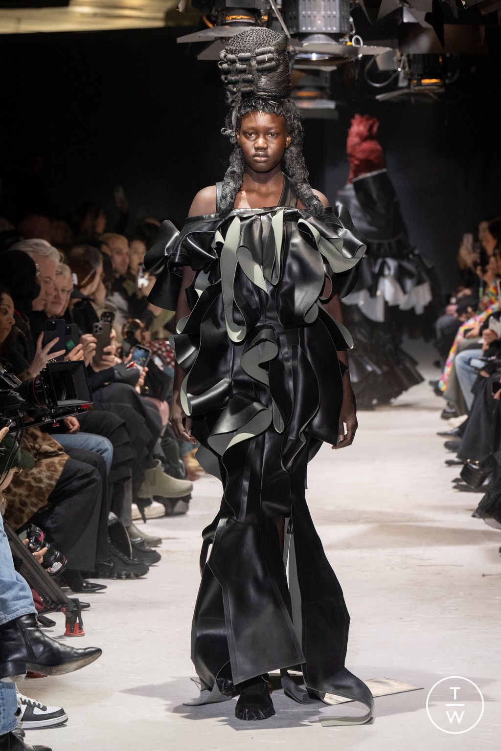 Fashion Week Paris Fall/Winter 2024 look 14 from the Comme des Garçons collection womenswear