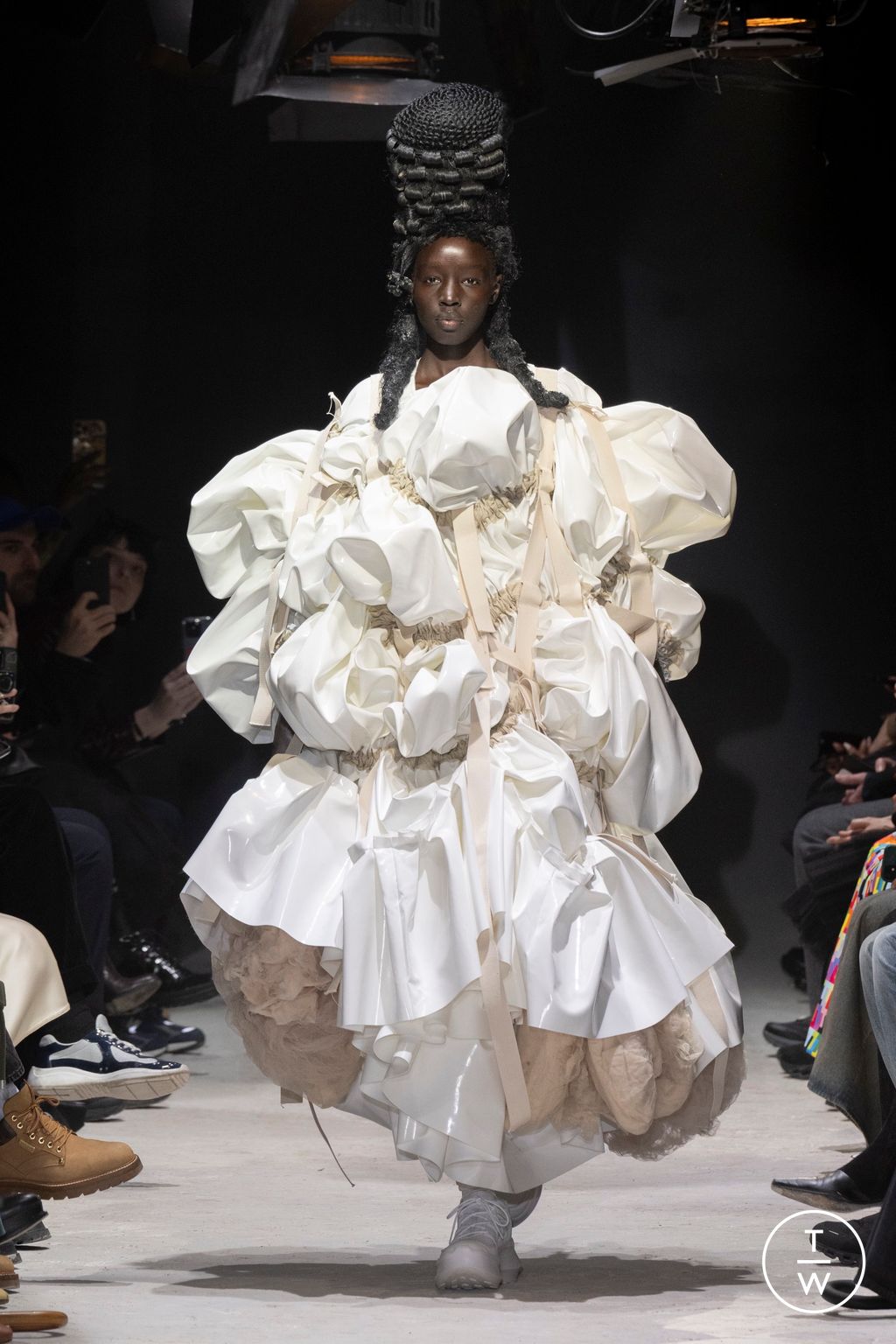 Fashion Week Paris Fall/Winter 2024 look 17 from the Comme des Garçons collection 女装