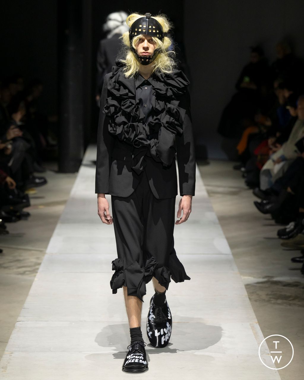 Fashion Week Paris Fall/Winter 2026 look 23 from the Comme des Garçons Homme Plus collection menswear