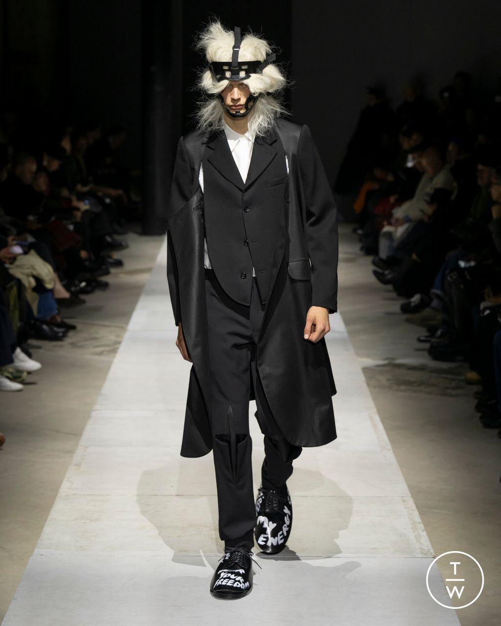 Fashion Week Paris Fall/Winter 2026 look 28 from the Comme des Garçons Homme Plus collection 男装
